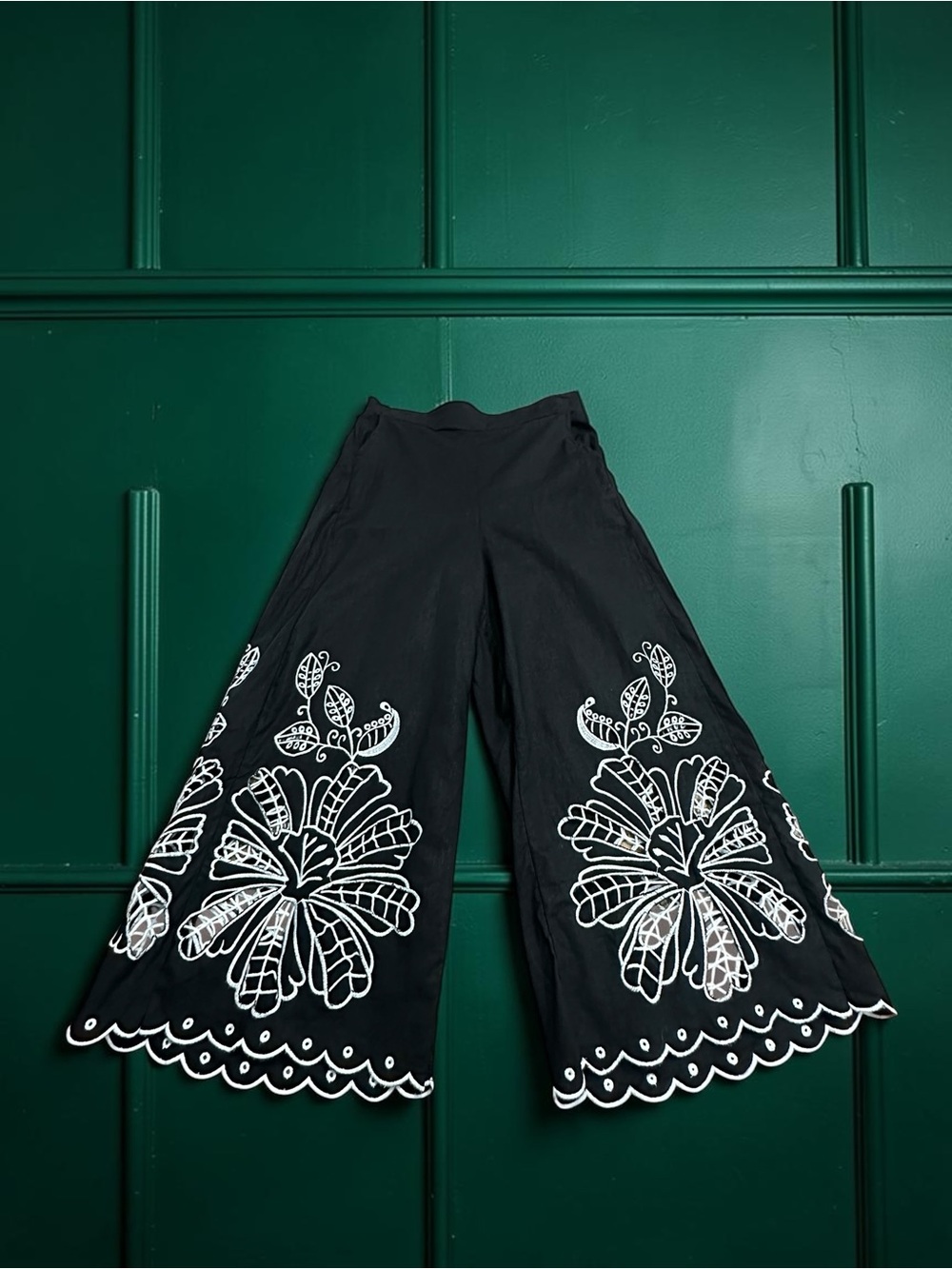 Christian Siriano Linen Blend Embroidered Cutouts Pants. Black/White. Sz: M